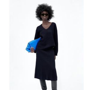 Zara Navy Knit v-neck sweater. Size small, oversized fit
